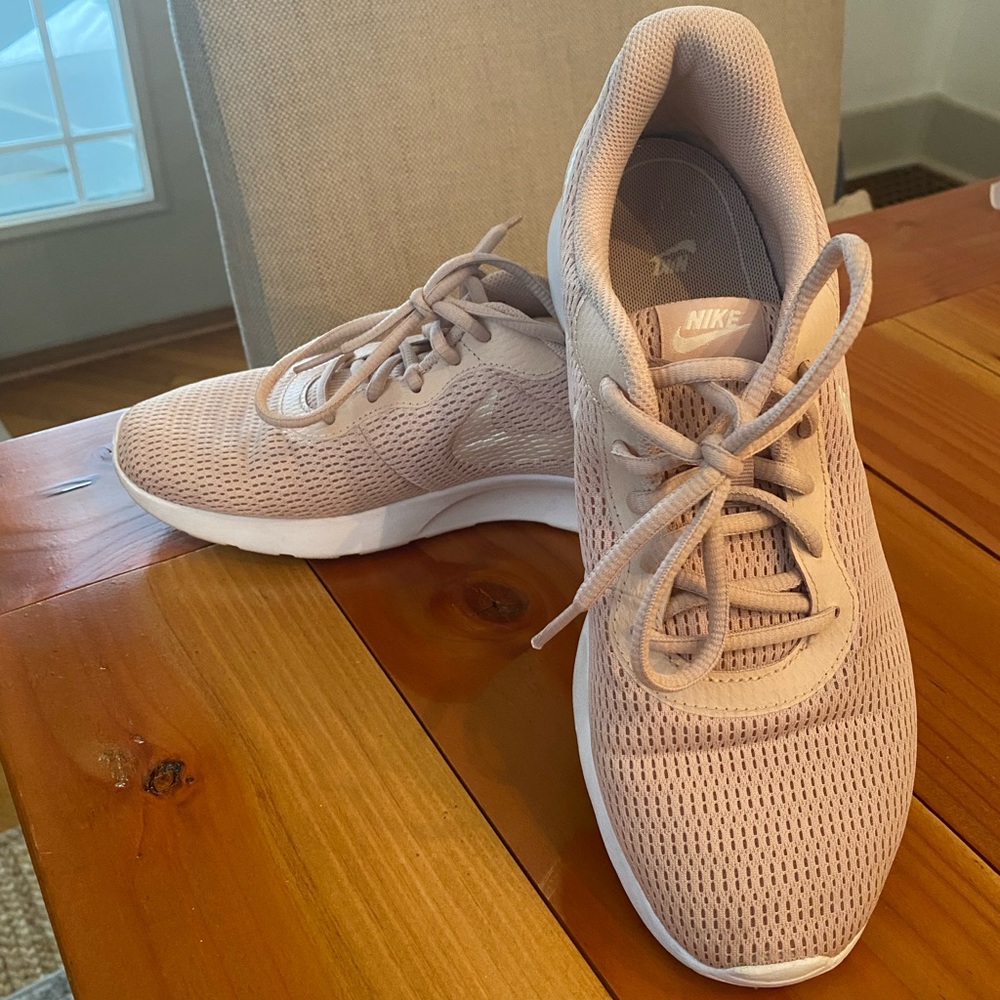 Womens Nike tennis shoes